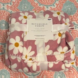 Hobby Lobby Pink and White Daisy Reversible Throw Blanket